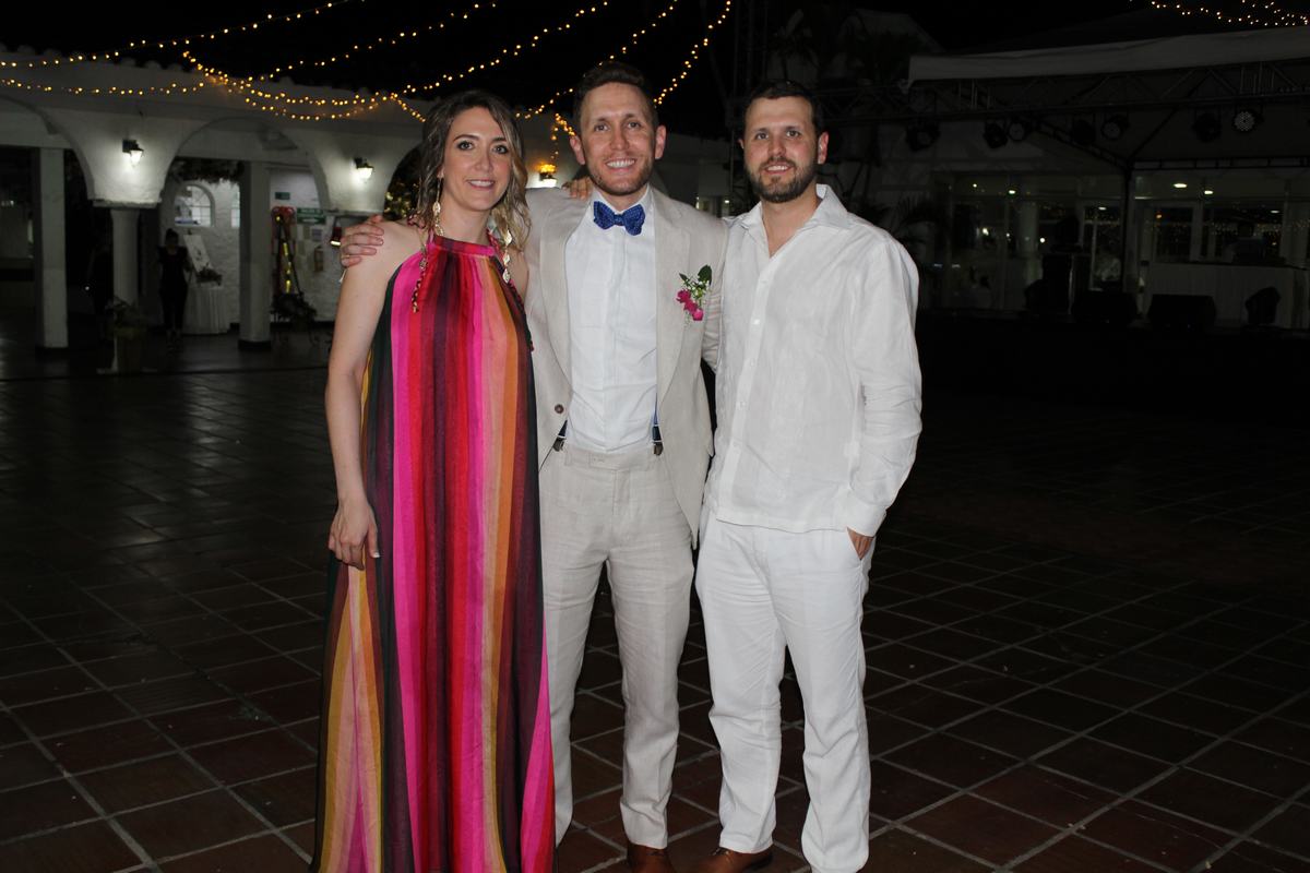 El novio junto a sus hermanos, Angélica Valenzuela y José Inacio Valenzuela.